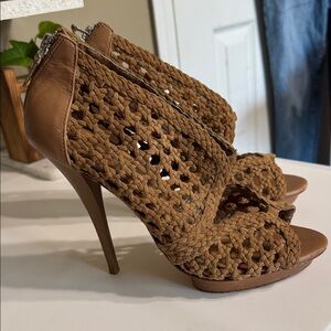 Badgley Mischka Mark & James Tan Woven Heels 5” Size 9.5